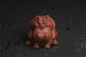 紫砂壶图片：美宠特惠 精品优质紫泥财大气粗 河马 紫砂茶宠摆件 长11cm宽8cm高8cm - 宜兴紫砂壶网