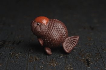 紫砂壶图片：美宠特惠 精致鸿运当头 金鱼紫砂茶宠摆件 长7.3cm宽5cm高5cm - 宜兴紫砂壶网