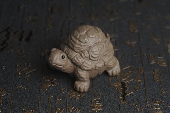 紫砂壶图片：美宠特惠精致青段石敢当 镇宅龟茶宠摆件长8cm宽6cm高4.5cm - 宜兴紫砂壶网