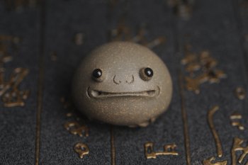 紫砂壶图片：美宠特惠 超可爱的精工青段萌蛤蟆紫砂茶宠摆件 长3.5cm宽4cm高3cm - 宜兴紫砂壶网