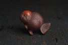 紫砂壶图片：美宠特惠 精致鸿运当头 金鱼紫砂茶宠摆件 长7.3cm宽5cm高5cm - 宜兴紫砂壶网
