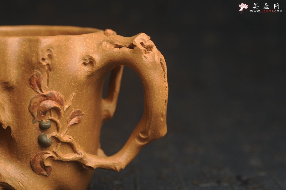 紫砂壶图片：美杯精品特惠 实力演绎全手工老黄段泥松鼠杯 松鼠灵动 贴叶生动 不失为一把好杯 - 宜兴紫砂壶网