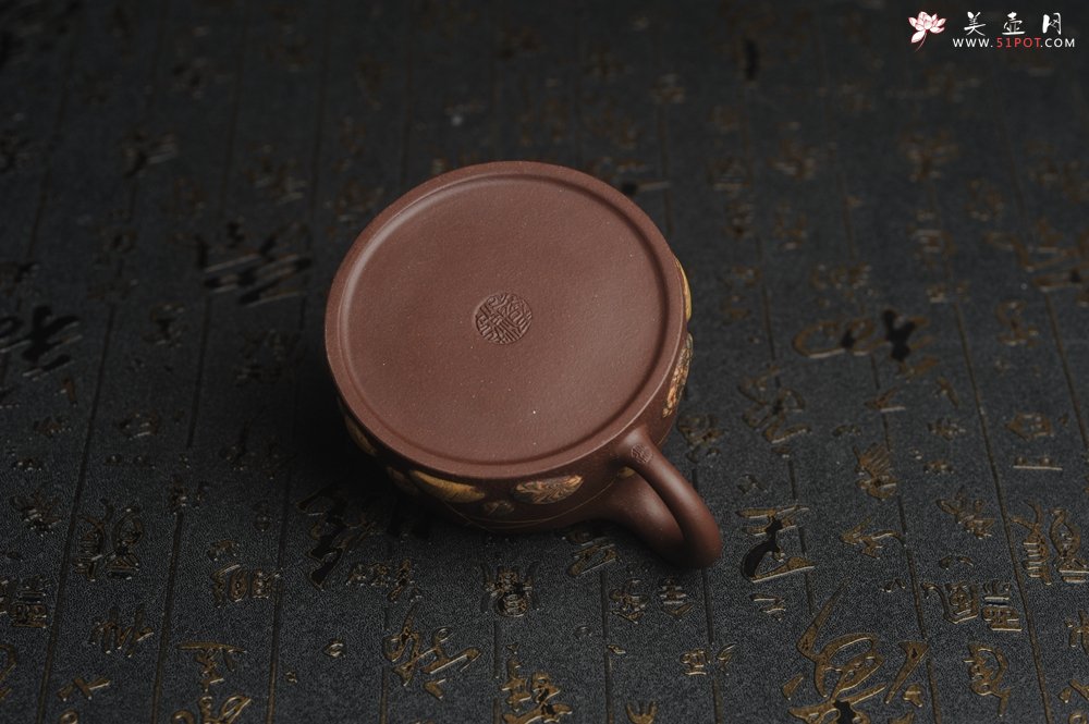 紫砂壶图片：美壶特惠 沈老师年末精工老紫泥冰纹 绞泥紫砂雨花石 井栏套壶 一壶200cc 二杯（每杯88cc） - 宜兴紫砂壶网