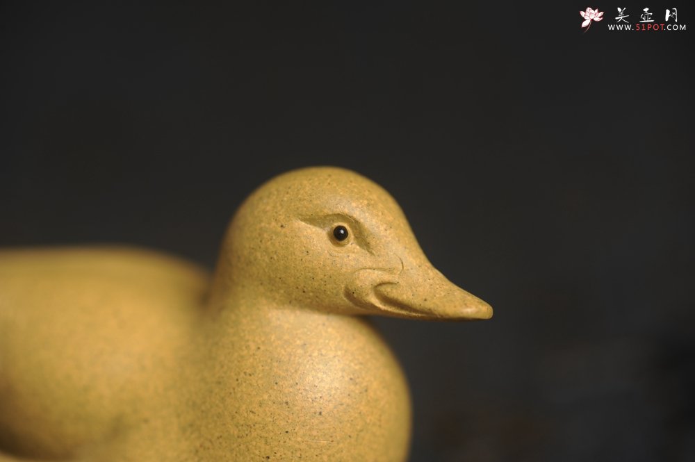 紫砂壶图片：美宠特惠 超精工特好黄段泥小黄鸭茶宠摆件 呆萌 长6宽2.5高3cm - 宜兴紫砂壶网