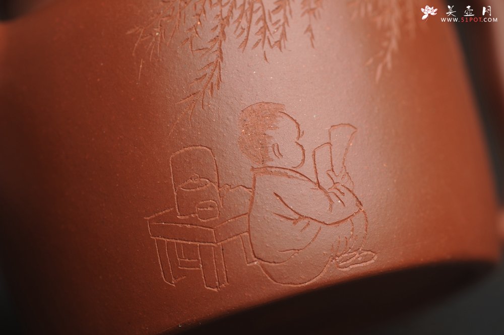 紫砂壶图片：美壶特惠  精致老清水泥高德中茶壶 装饰柳树下童子读书图 特文气 - 宜兴紫砂壶网