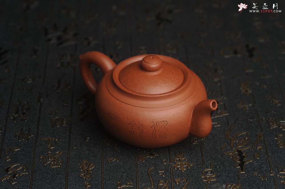 紫砂壶图片：特油润降坡泥 装饰山水 全手工大蕴存心壶 - 宜兴紫砂壶网