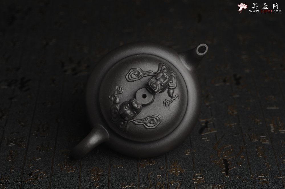 紫砂壶图片：美壶年底特惠 精致优质黑料双龙祥云壶 - 宜兴紫砂壶网