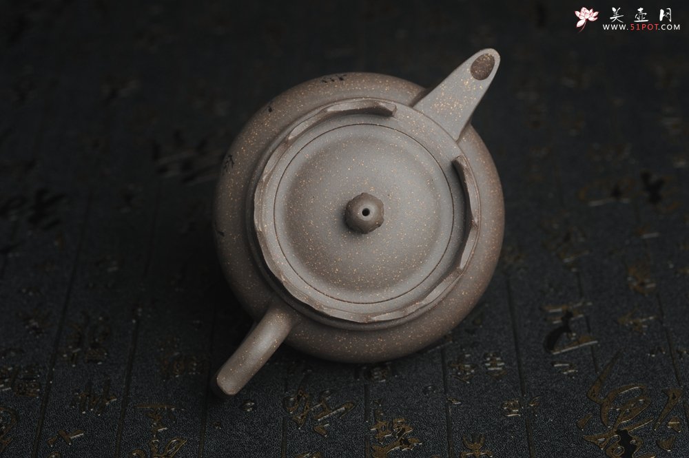 紫砂壶图片：美壶特惠 优质青灰段泥精致僧帽壶 茶人醉爱 - 宜兴紫砂壶网