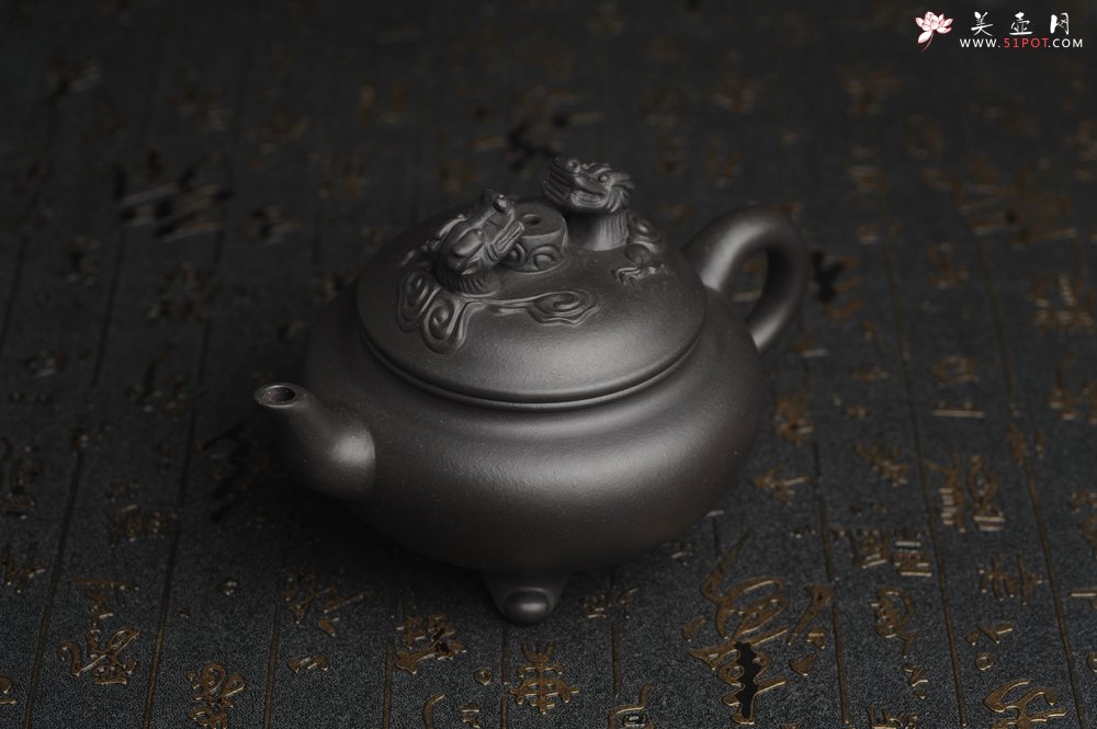 紫砂壶图片：美壶年底特惠 精致优质黑料双龙祥云壶 - 宜兴紫砂壶网