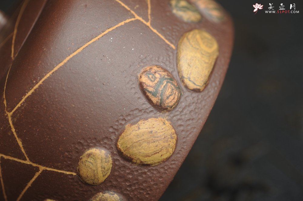 紫砂壶图片：美壶特惠 沈老师年末精工老紫泥冰纹 绞泥紫砂雨花石 井栏套壶 一壶200cc 二杯（每杯88cc） - 宜兴紫砂壶网