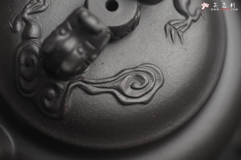 紫砂壶图片：美壶年底特惠 精致优质黑料双龙祥云壶 - 宜兴紫砂壶网