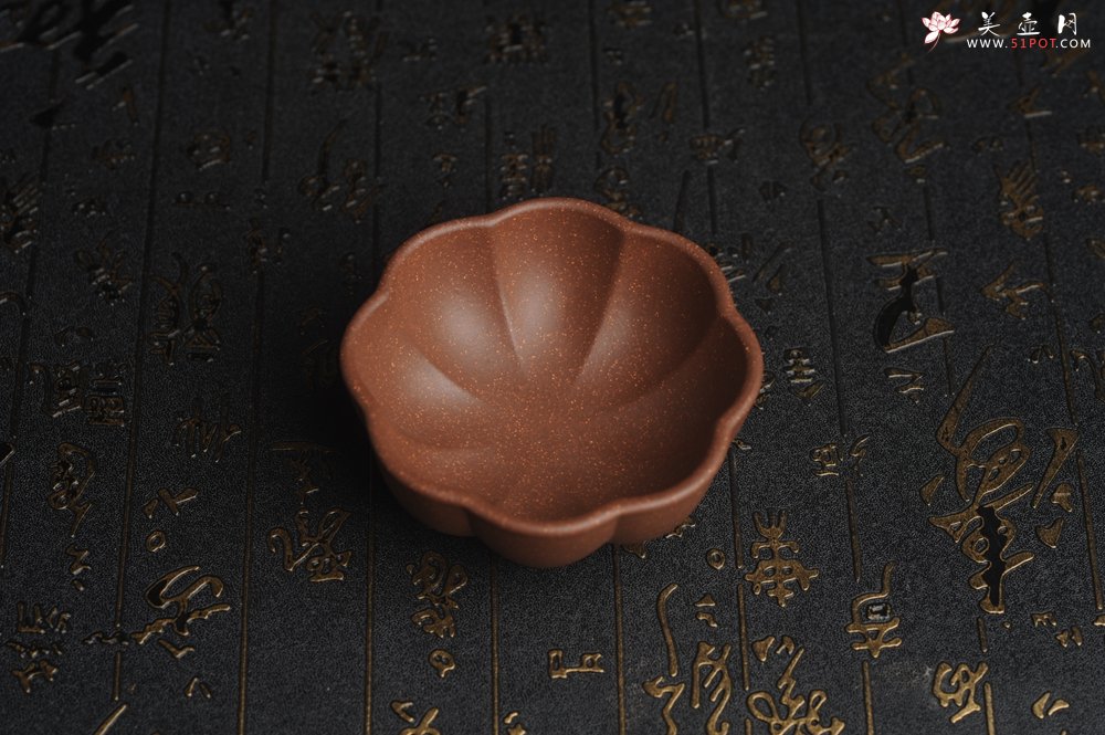 紫砂壶图片：美杯特惠 精致调砂紫泥菱花杯90cc 茶人醉爱 - 宜兴紫砂壶网