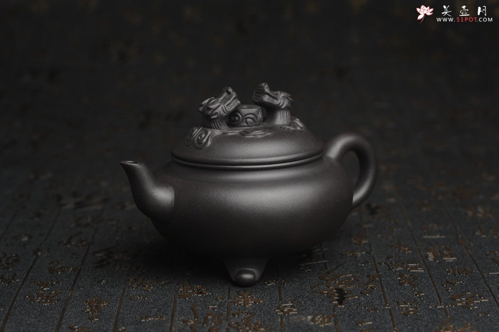 紫砂壶图片：美壶年底特惠 精致优质黑料双龙祥云壶 - 宜兴紫砂壶网