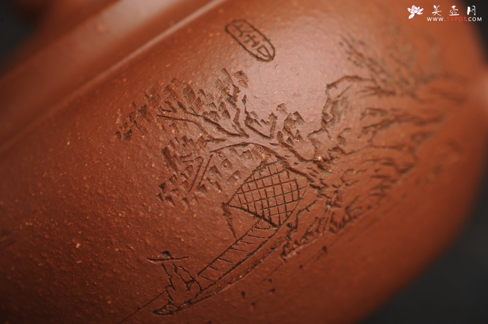 紫砂壶图片：特油润降坡泥 装饰山水 全手工大蕴存心壶 - 宜兴紫砂壶网