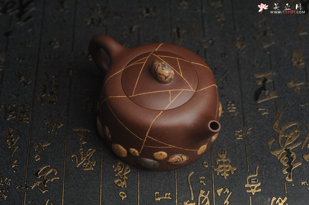 紫砂壶图片：美壶特惠 沈老师年末精工老紫泥冰纹 绞泥紫砂雨花石 井栏套壶 一壶200cc 二杯（每杯88cc） - 宜兴紫砂壶网