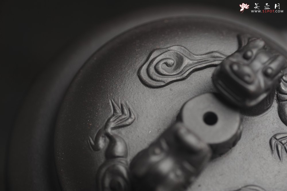 紫砂壶图片：美壶年底特惠 精致优质黑料双龙祥云壶 - 宜兴紫砂壶网