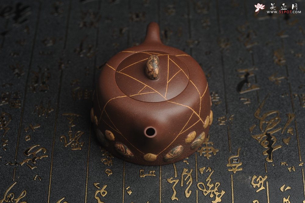 紫砂壶图片：美壶特惠 沈老师年末精工老紫泥冰纹 绞泥紫砂雨花石 井栏套壶 一壶200cc 二杯（每杯88cc） - 宜兴紫砂壶网