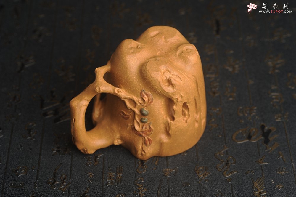 紫砂壶图片：美杯精品特惠 实力演绎全手工老黄段泥松鼠杯 松鼠灵动 贴叶生动 不失为一把好杯 - 宜兴紫砂壶网