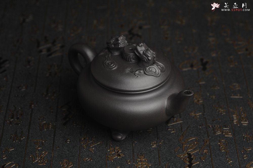 紫砂壶图片：美壶年底特惠 精致优质黑料双龙祥云壶 - 宜兴紫砂壶网