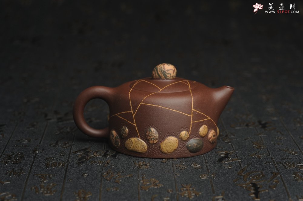 紫砂壶图片：美壶特惠 沈老师年末精工老紫泥冰纹 绞泥紫砂雨花石 井栏套壶 一壶200cc 二杯（每杯88cc） - 宜兴紫砂壶网