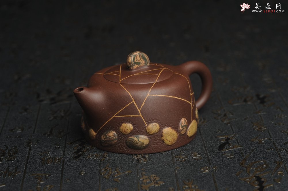 紫砂壶图片：美壶特惠 沈老师年末精工老紫泥冰纹 绞泥紫砂雨花石 井栏套壶 一壶200cc 二杯（每杯88cc） - 宜兴紫砂壶网