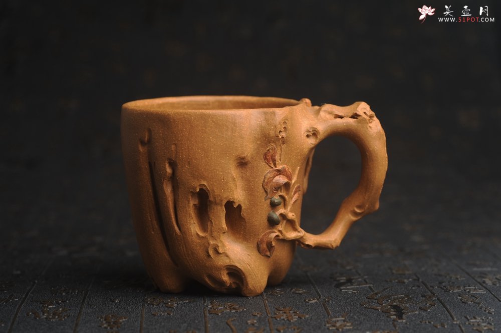 紫砂壶图片：美杯精品特惠 实力演绎全手工老黄段泥松鼠杯 松鼠灵动 贴叶生动 不失为一把好杯 - 宜兴紫砂壶网