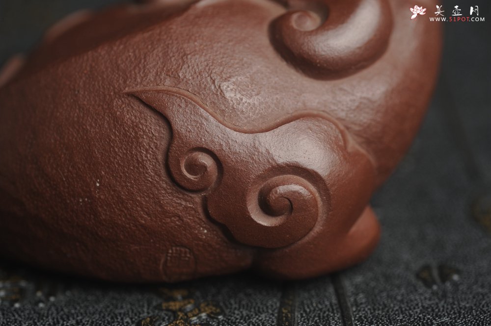 紫砂壶图片：美宠特惠 精工紫泥如意金蟾 长8cm宽6cm高4cm 茶盘尤物 - 宜兴紫砂壶网