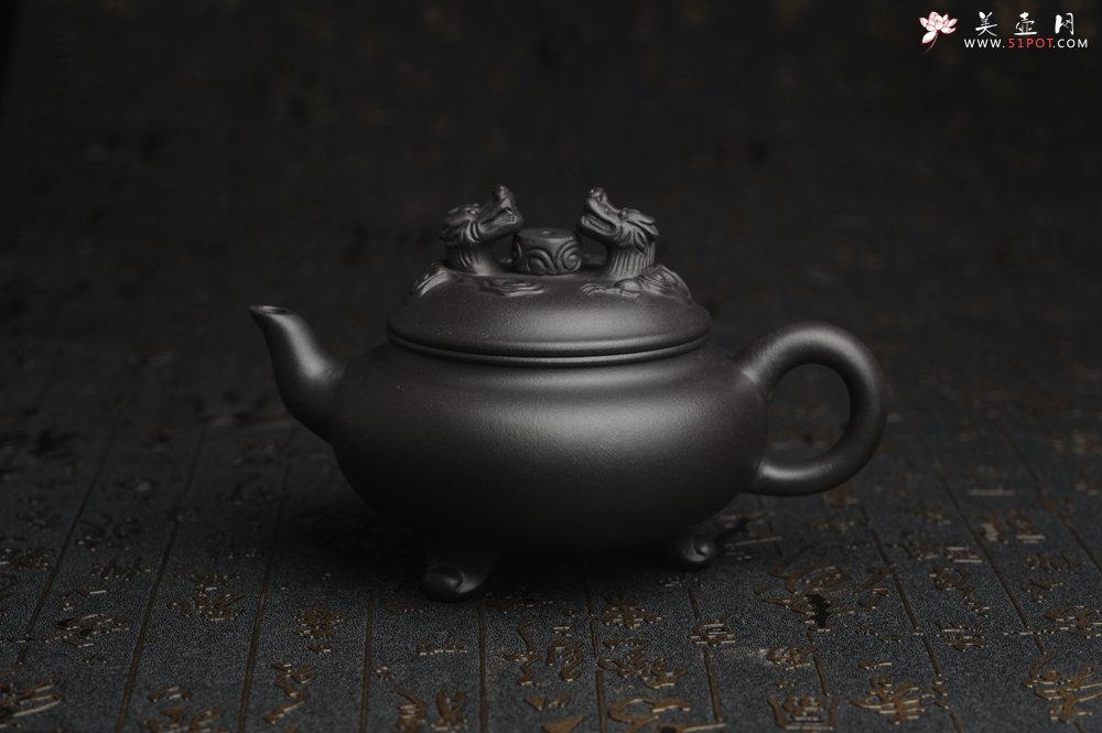 紫砂壶图片：美壶年底特惠 精致优质黑料双龙祥云壶 - 宜兴紫砂壶网