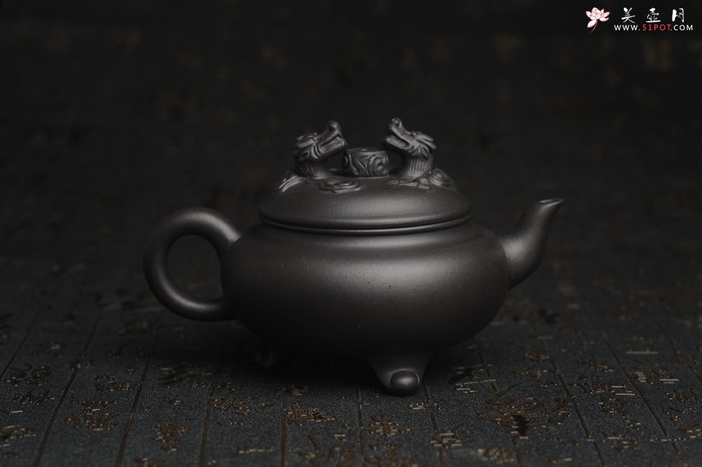 紫砂壶图片：美壶年底特惠 精致优质黑料双龙祥云壶 - 宜兴紫砂壶网