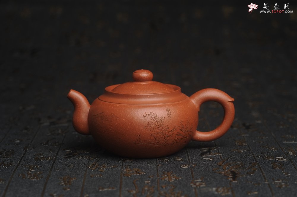 紫砂壶图片：特油润降坡泥 装饰山水 全手工大蕴存心壶 - 宜兴紫砂壶网