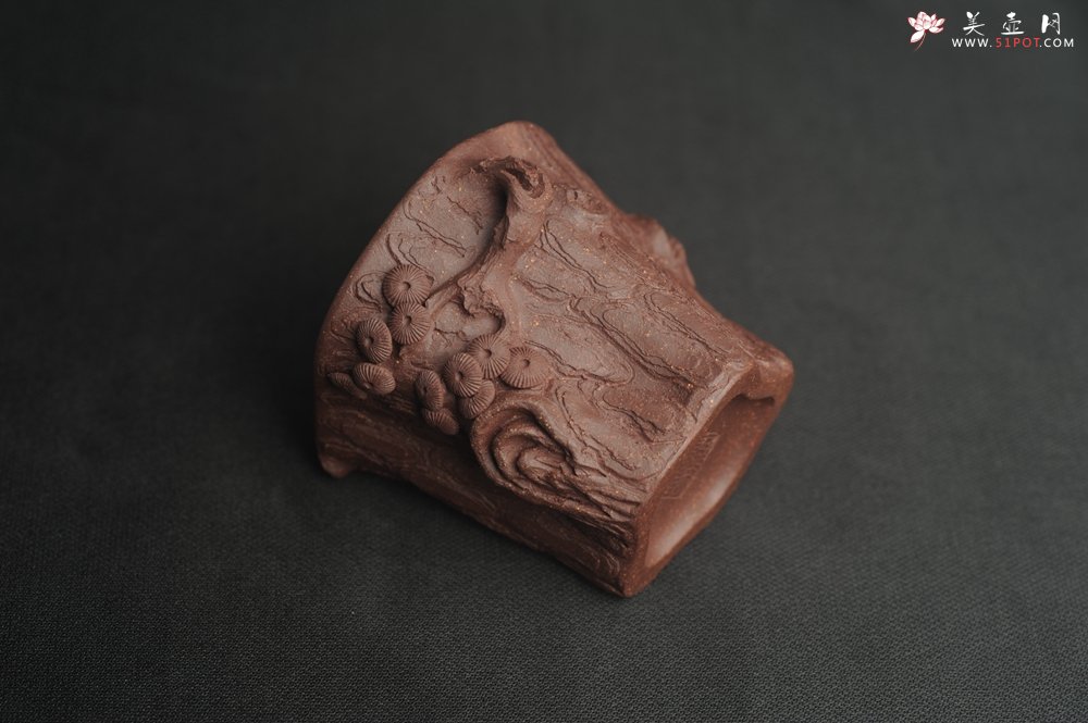 紫砂壶图片：潜力股作品 全手工优质紫泥松桩杯 肌理丰富 全推松皮逼真 枝干生动 - 宜兴紫砂壶网