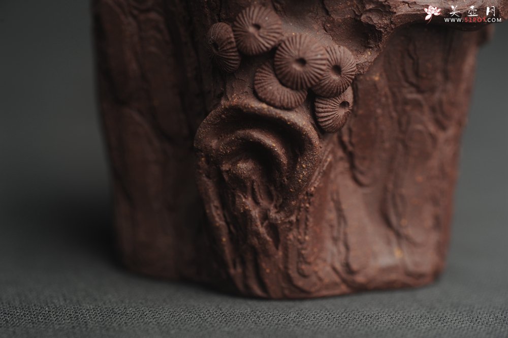 紫砂壶图片：潜力股作品 全手工优质紫泥松桩杯 肌理丰富 全推松皮逼真 枝干生动 - 宜兴紫砂壶网