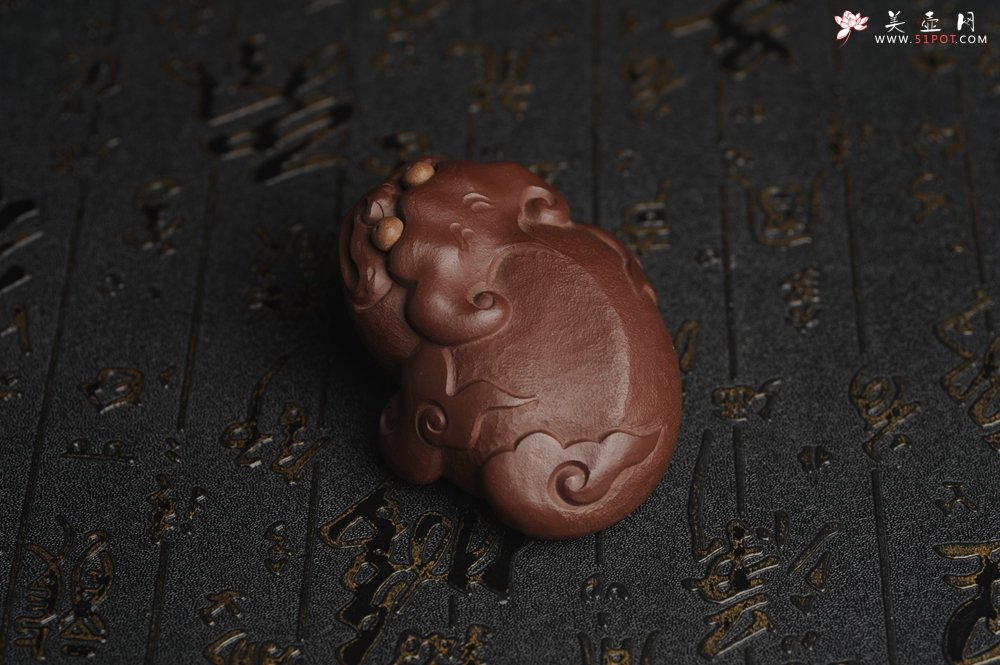 紫砂壶图片：美宠特惠 精工紫泥如意金蟾 长8cm宽6cm高4cm 茶盘尤物 - 宜兴紫砂壶网