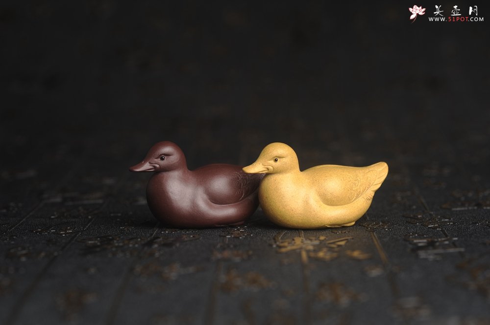 紫砂壶图片：美宠特惠 超精工特好黄段泥小黄鸭茶宠摆件 呆萌 长6宽2.5高3cm - 宜兴紫砂壶网