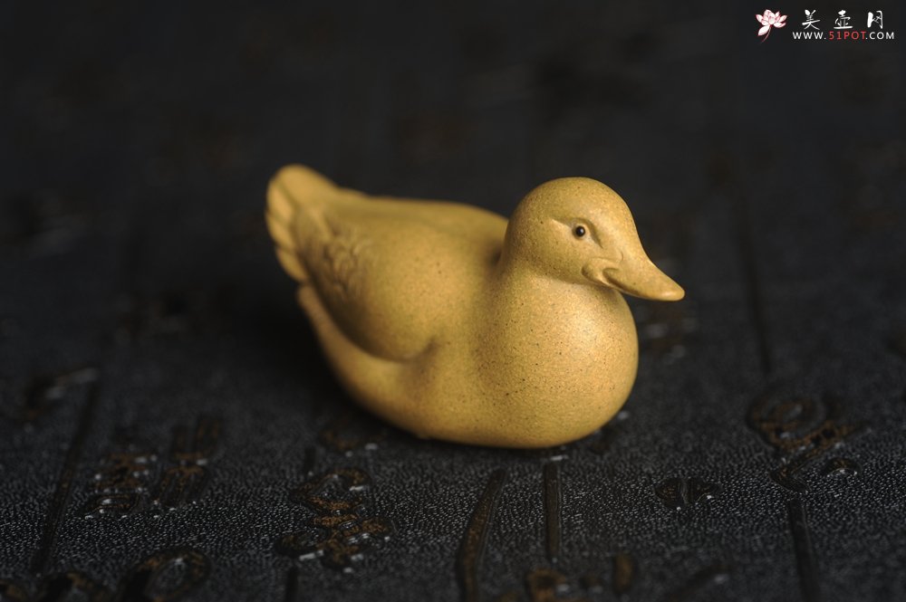 紫砂壶图片：美宠特惠 超精工特好黄段泥小黄鸭茶宠摆件 呆萌 长6宽2.5高3cm - 宜兴紫砂壶网