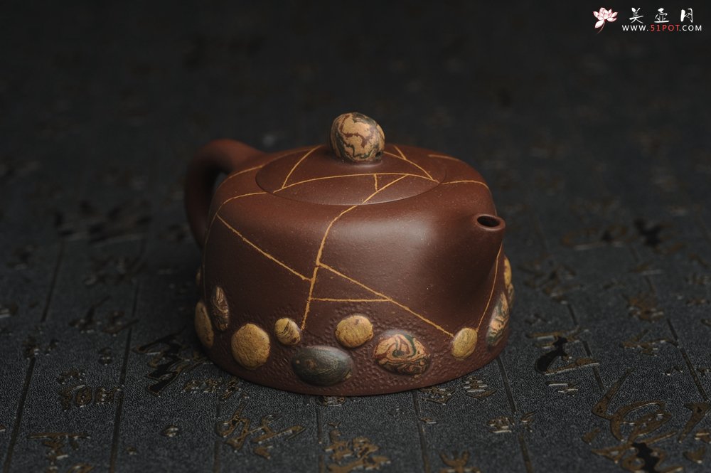 紫砂壶图片：美壶特惠 沈老师年末精工老紫泥冰纹 绞泥紫砂雨花石 井栏套壶 一壶200cc 二杯（每杯88cc） - 宜兴紫砂壶网