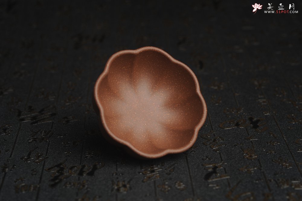 紫砂壶图片：美杯特惠 精致调砂紫泥菱花杯90cc 茶人醉爱 - 宜兴紫砂壶网