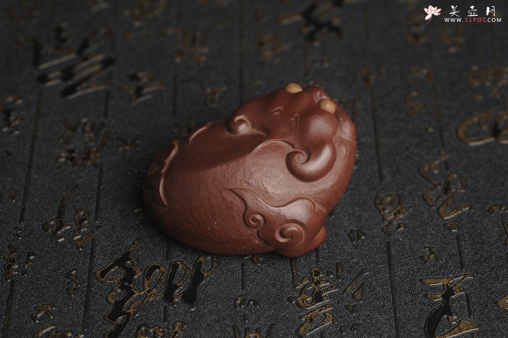 紫砂壶图片：美宠特惠 精工紫泥如意金蟾 长8cm宽6cm高4cm 茶盘尤物 - 宜兴紫砂壶网