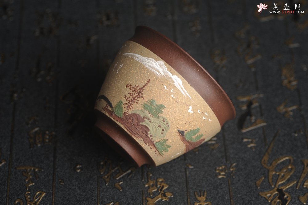 紫砂壶图片：美杯特惠 精致泥绘山水主人杯 茶人醉爱 - 宜兴紫砂壶网
