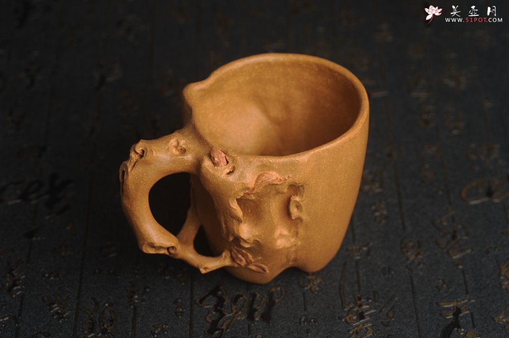 紫砂壶图片：美杯精品特惠 实力演绎全手工老黄段泥松鼠杯 松鼠灵动 贴叶生动 不失为一把好杯 - 宜兴紫砂壶网