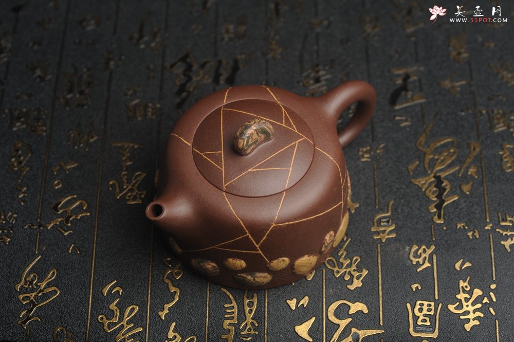 紫砂壶图片：美壶特惠 沈老师年末精工老紫泥冰纹 绞泥紫砂雨花石 井栏套壶 一壶200cc 二杯（每杯88cc） - 宜兴紫砂壶网