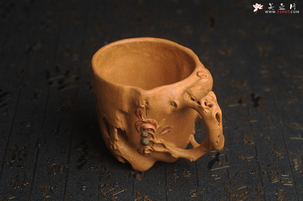 紫砂壶图片：美杯精品特惠 实力演绎全手工老黄段泥松鼠杯 松鼠灵动 贴叶生动 不失为一把好杯 - 宜兴紫砂壶网