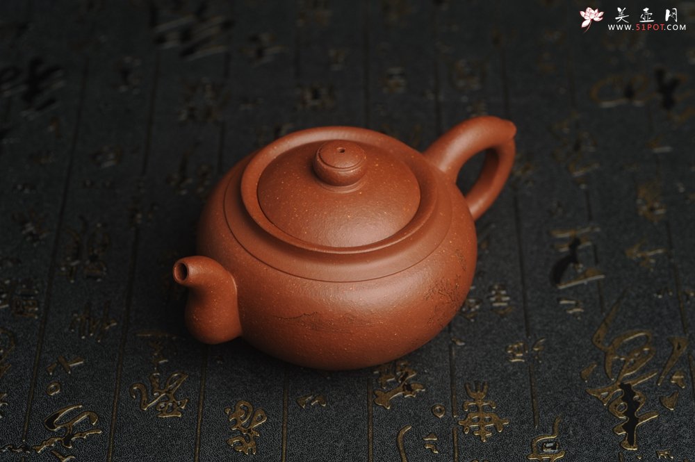 紫砂壶图片：特油润降坡泥 装饰山水 全手工大蕴存心壶 - 宜兴紫砂壶网