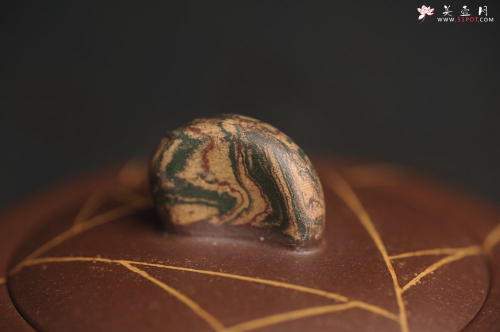 紫砂壶图片：美壶特惠 沈老师年末精工老紫泥冰纹 绞泥紫砂雨花石 井栏套壶 一壶200cc 二杯（每杯88cc） - 宜兴紫砂壶网