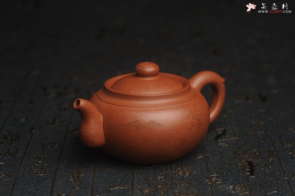 紫砂壶图片：特油润降坡泥 装饰山水 全手工大蕴存心壶 - 宜兴紫砂壶网