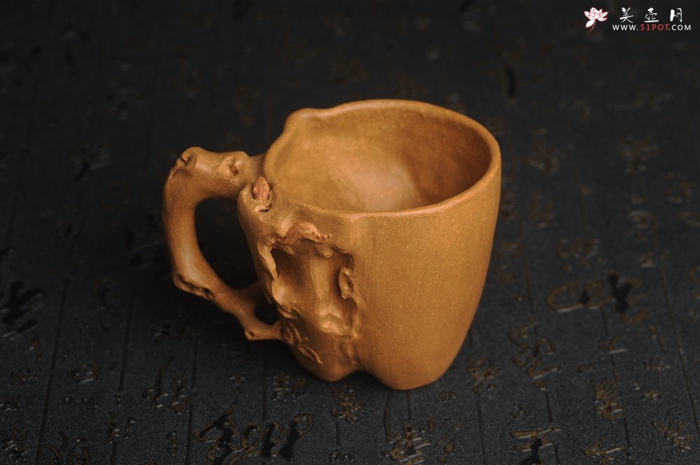紫砂壶图片：美杯精品特惠 实力演绎全手工老黄段泥松鼠杯 松鼠灵动 贴叶生动 不失为一把好杯 - 宜兴紫砂壶网