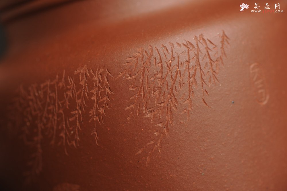 紫砂壶图片：美壶特惠  精致老清水泥高德中茶壶 装饰柳树下童子读书图 特文气 - 宜兴紫砂壶网