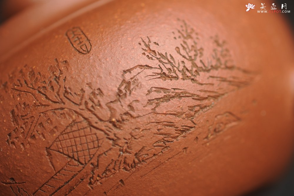 紫砂壶图片：特油润降坡泥 装饰山水 全手工大蕴存心壶 - 宜兴紫砂壶网