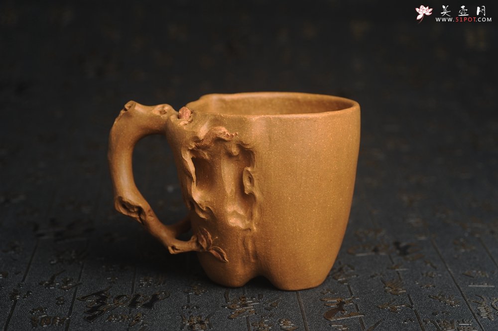 紫砂壶图片：美杯精品特惠 实力演绎全手工老黄段泥松鼠杯 松鼠灵动 贴叶生动 不失为一把好杯 - 宜兴紫砂壶网