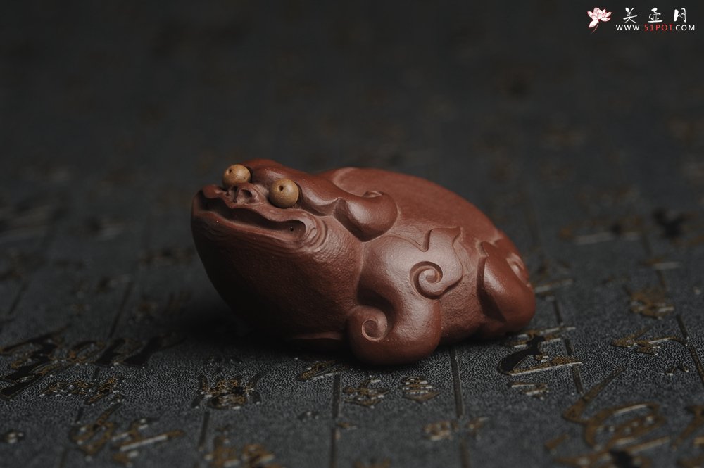 紫砂壶图片：美宠特惠 精工紫泥如意金蟾 长8cm宽6cm高4cm 茶盘尤物 - 宜兴紫砂壶网